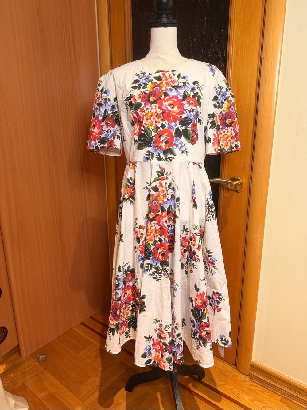 Dolce & Gabbana White Midi high waisted Dress Floral Print. Sz 10